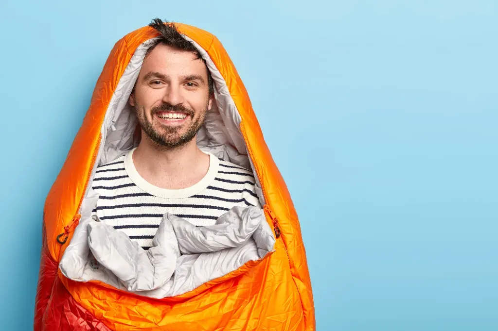 wesoły mężczyzna w śpiworze